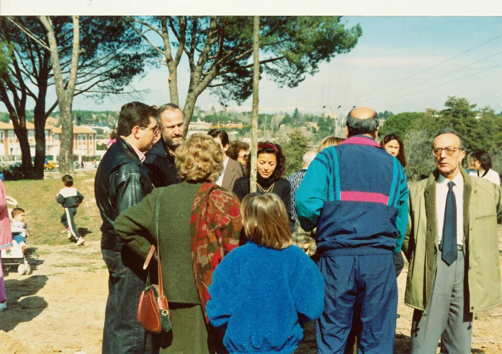 Miniatura de Concejales del Ayuntamiento de Madrid apoyando una plantación de árboles
