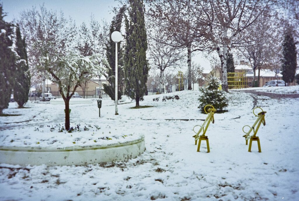 Miniatura de Nieve sobre el parque infantil