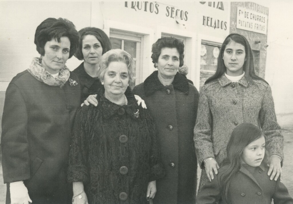 Miniatura de La maestra Felisa Lozano Aguilera rodeada de antiguas alumnas y una niña en su despedida de Hortaleza por su jubilación