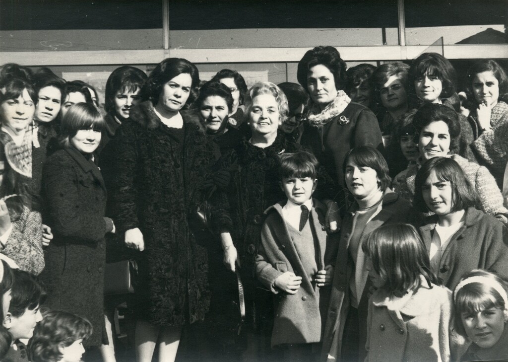 Miniatura de La maestra Felisa Lozano Aguilera rodeada de alumnos con motivo de su jubilación del colegio de Hortaleza