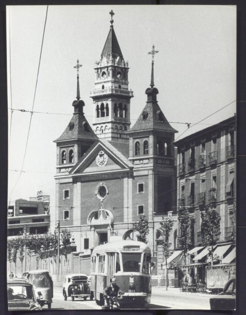 Miniatura de Tranvía circulando junto a la Basílica de Atocha