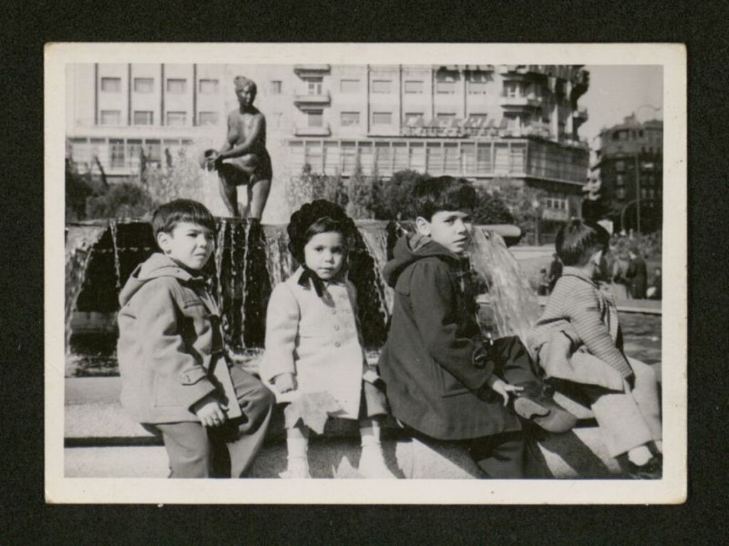 Miniatura de Los hijos de Bernardino en la Plaza de España