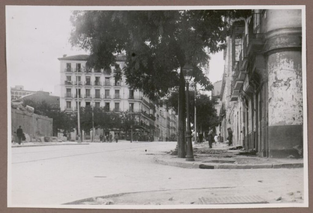 Miniatura de Calle de Ferraz asfaltada