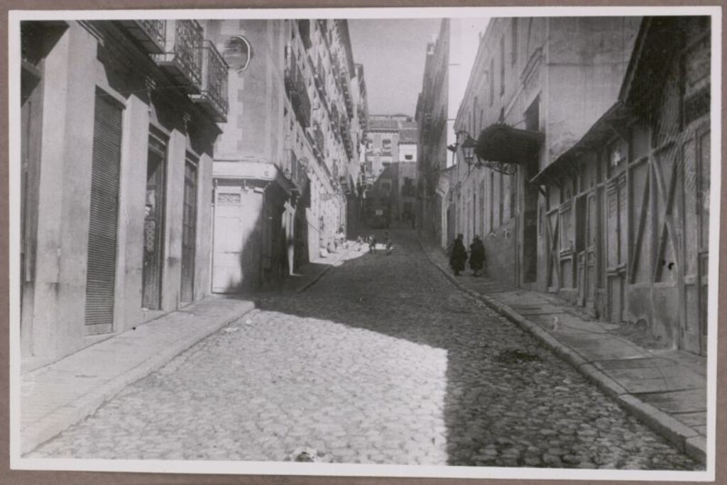 Miniatura de Calle de la Primavera empedrada