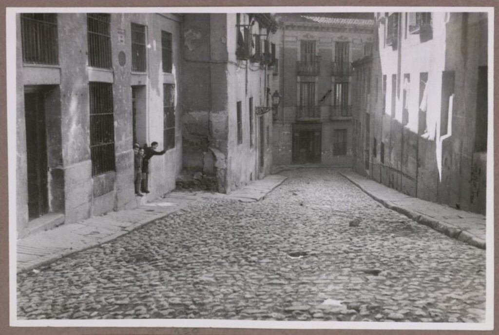 Miniatura de Calle de la Escuadra empedrada