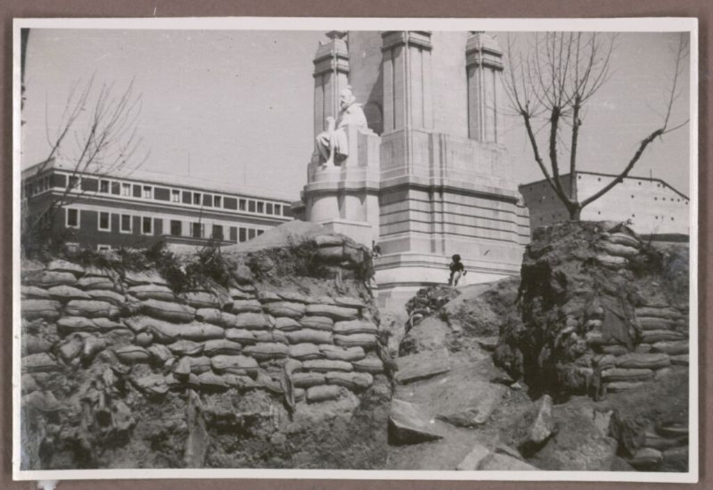 Miniatura de Plaza del España con sacos terreros