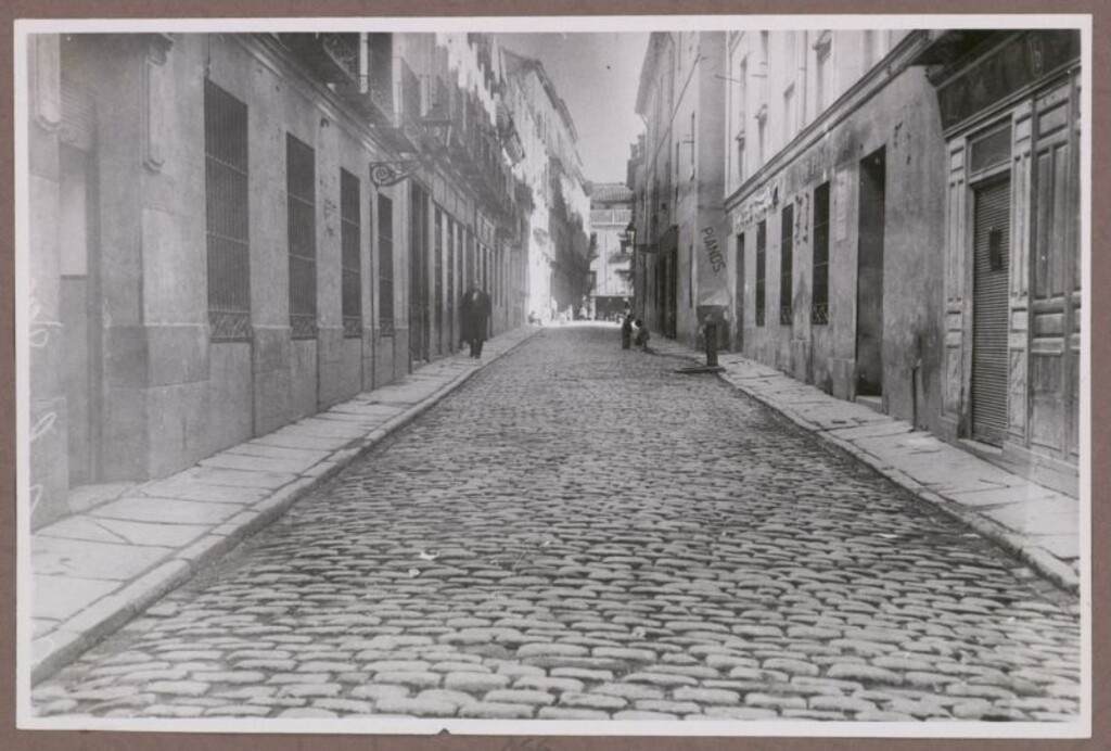 Miniatura de Calle de los Abades empedrada