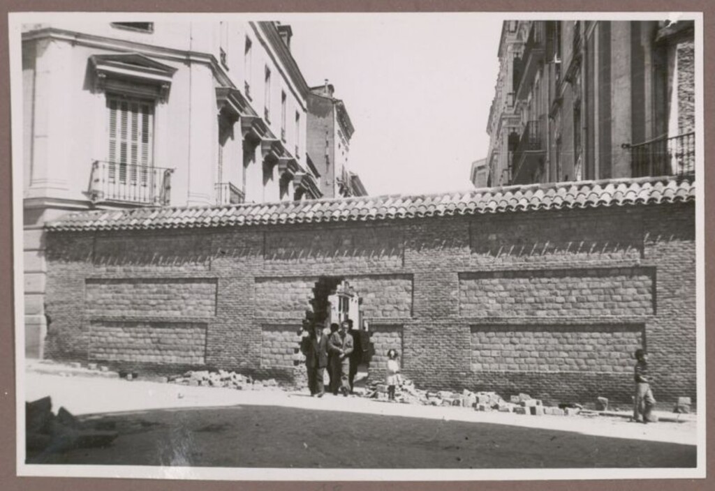 Miniatura de Calle de Luisa Fernanda con Tapia