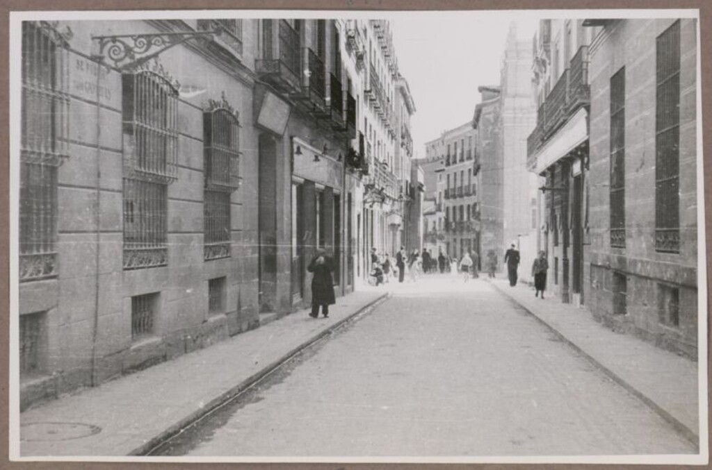 Miniatura de Calle de Jesús y María asfaltada