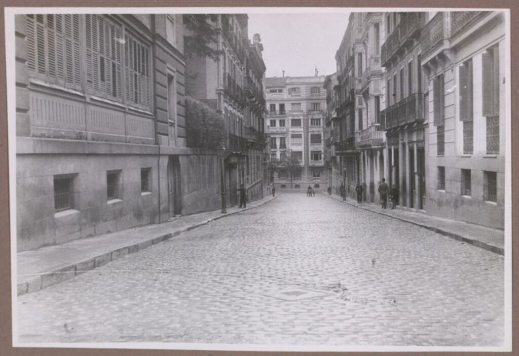 Miniatura de Calle de Orfila empedrada