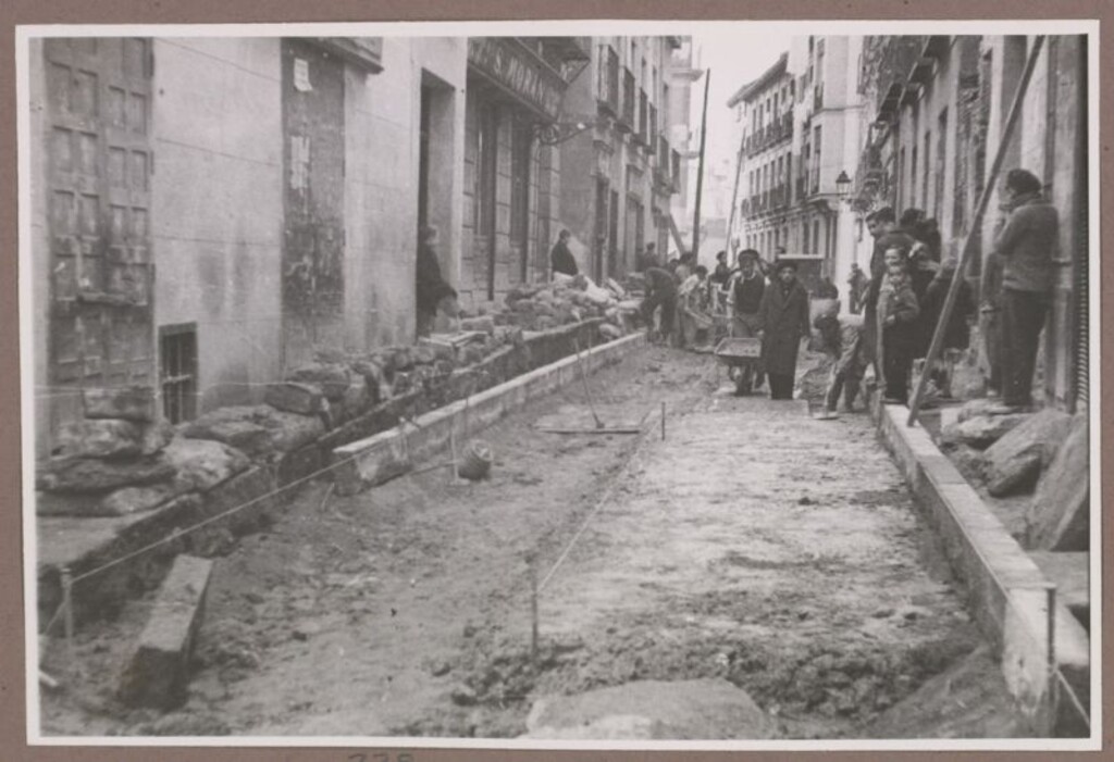 Miniatura de Calle de Mira el Río Baja en obras