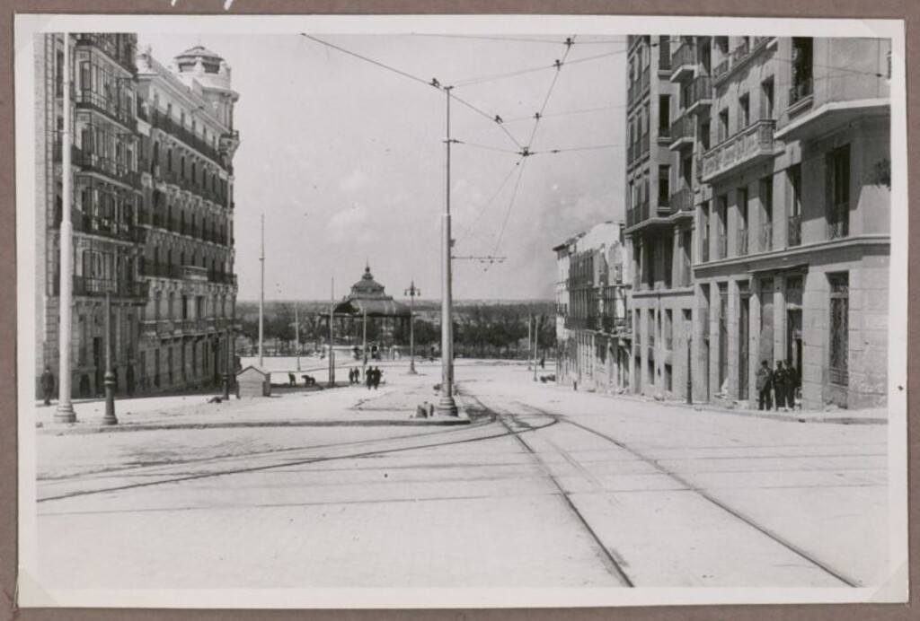 Miniatura de Calle del Marqués de Urquijo asfaltada