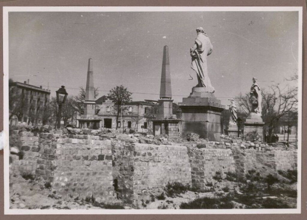 Miniatura de Glorieta de las Pirámides con barricadas