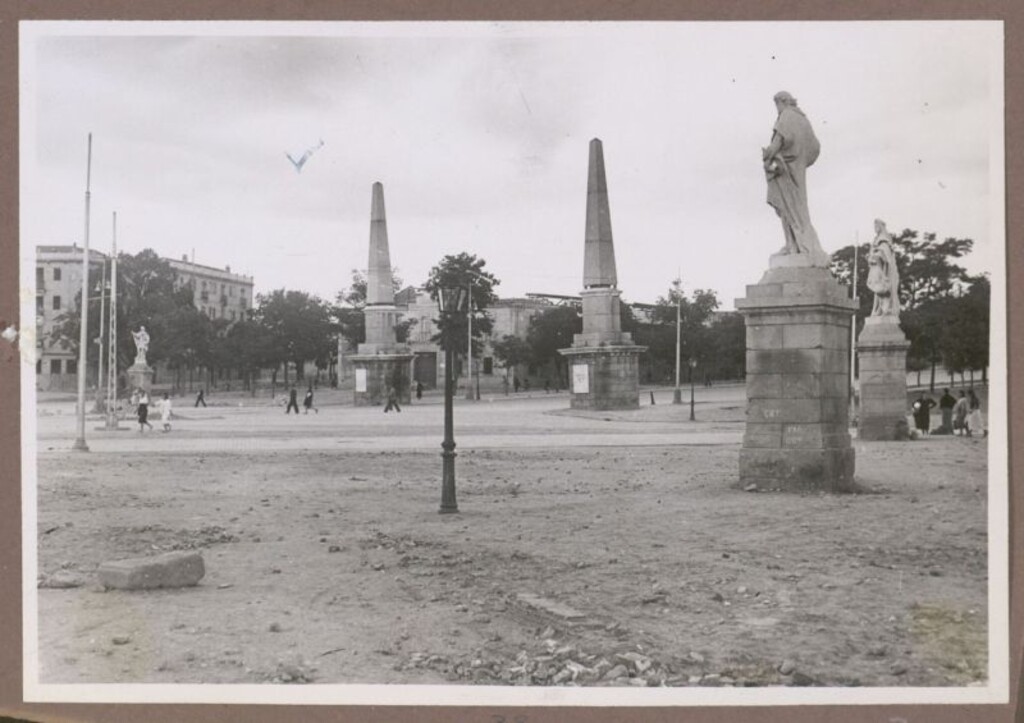 Miniatura de Glorieta de las Pirámides asfaltada