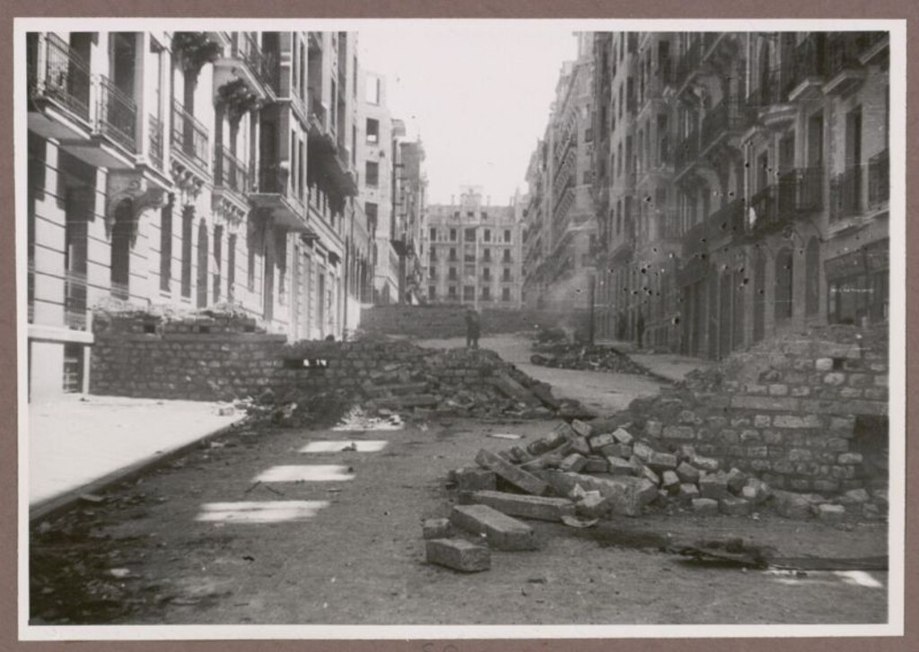 Miniatura de Calle de Altamirano con barricada