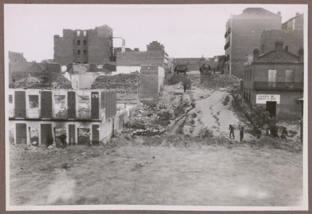 Miniatura de Calle de Joaquín María López con derrumbes