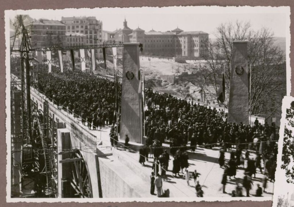 Miniatura de Iniciación del paso y tránsito del Viaducto sobre la Calle de Segovia