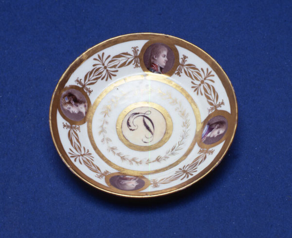 Miniatura de Plato con medallones con bustos de Infantes