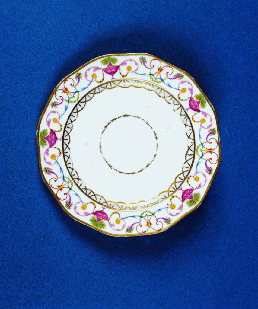 Miniatura de Plato con decoración de roleos dorados