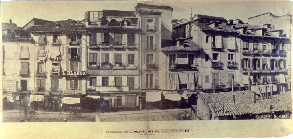 Miniatura de Panorama de la Puerta del Sol de Madrid en 1857 antes de la reforma