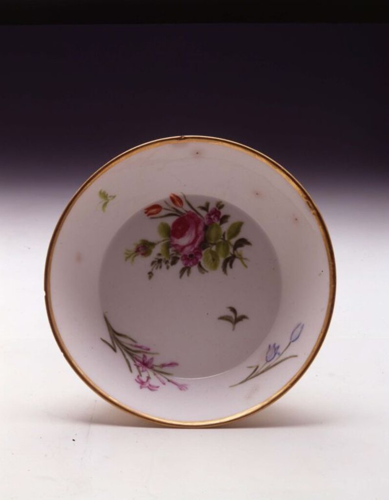 Miniatura de Plato de flores sobre fondo blanco