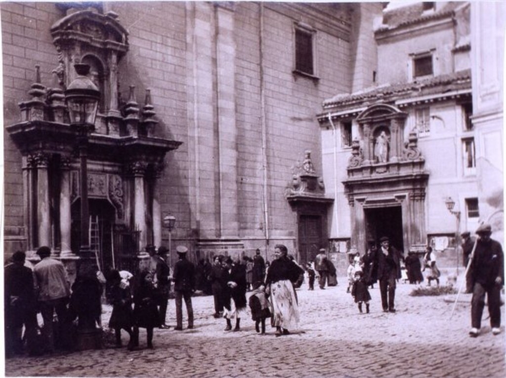 Miniatura de Puertas de entrada a la capilla de San Isidro y Parroquia de San Andrés