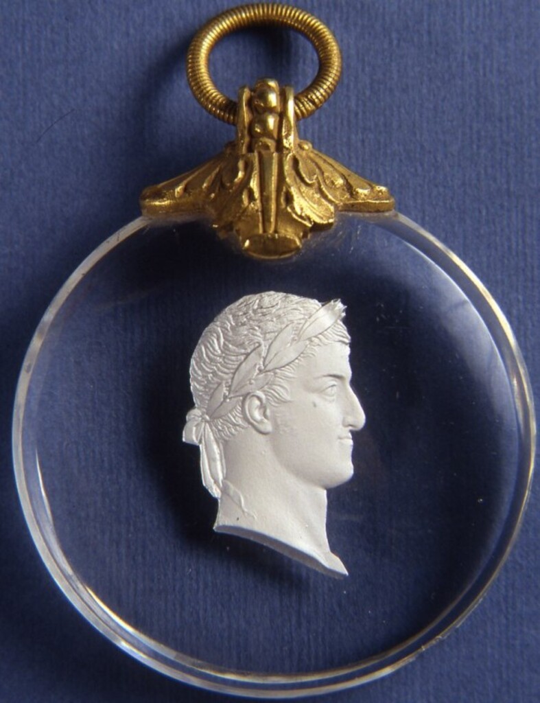 Miniatura de Medallón con busto tallado de Fernando VII