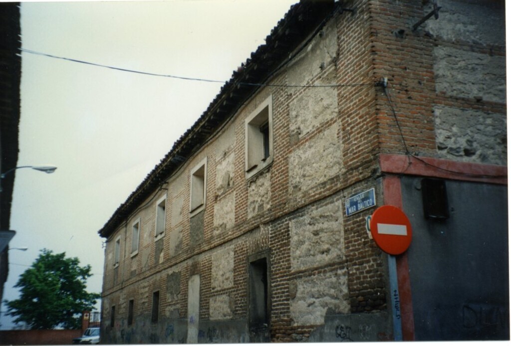 Miniatura de Casa antigua en la esquina de las calles Mar Báltico con Mar del Bering