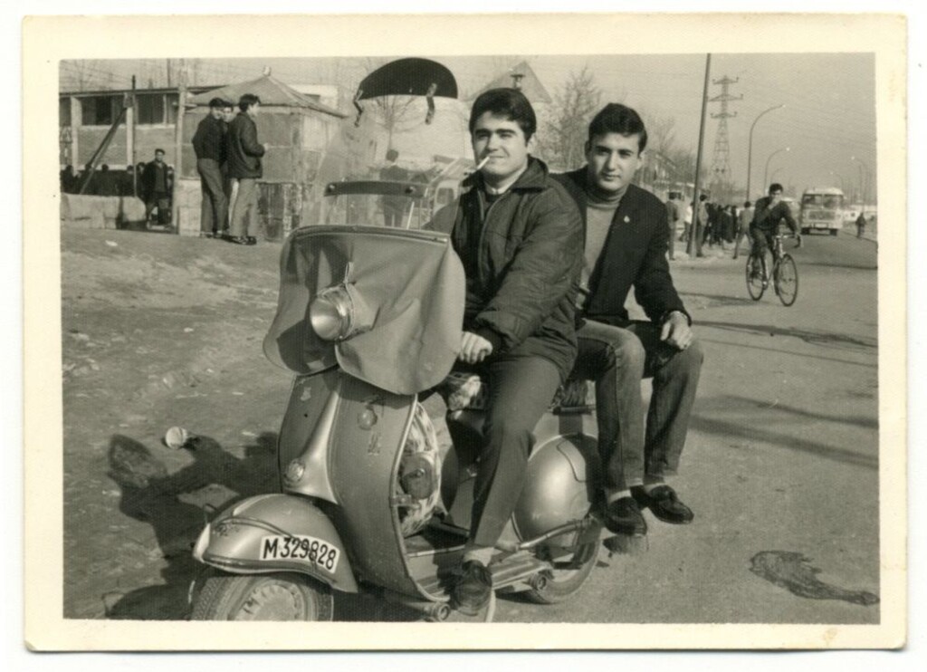 Miniatura de Felipe y José Maria presumiendo de Vespa prestada