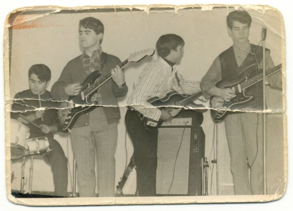 Miniatura de Felipe y su banda: “Los Globos”