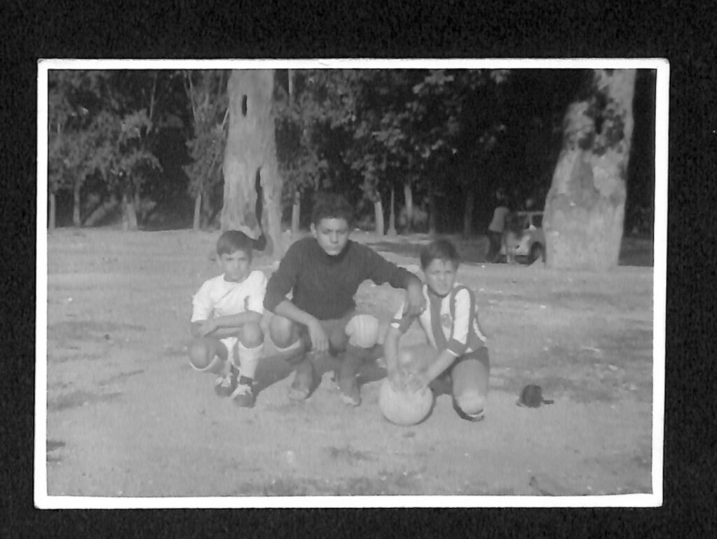 Miniatura de Niños jugando al fútbol
