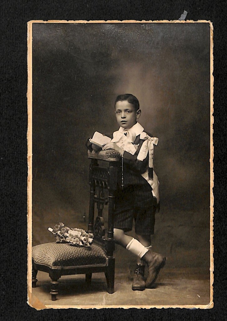 Miniatura de Niño vestido de primera comunión