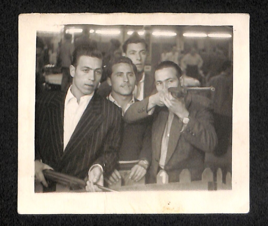 Miniatura de Amigos tirando al blanco en la verbena