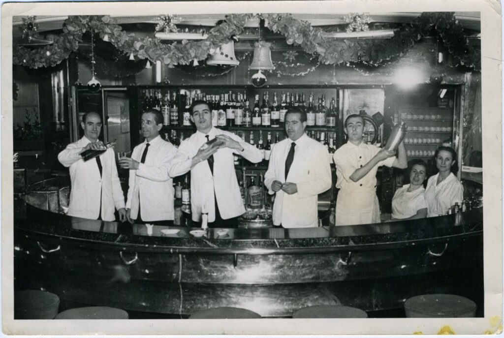 Miniatura de Celebrando las Navidades en el bar americano del edificio Capitol