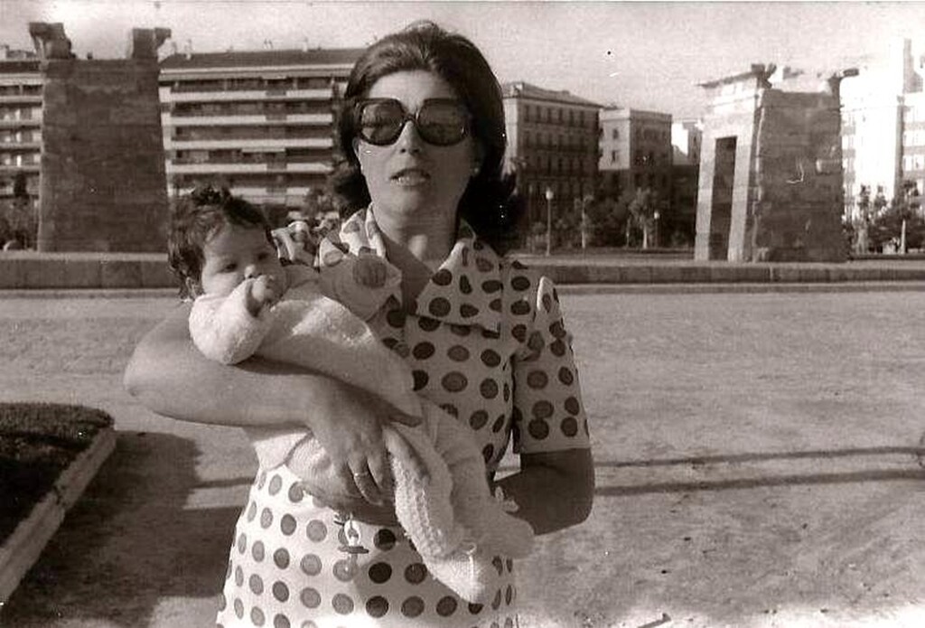 Miniatura de Leonor, su bebé y el Templo de Debod