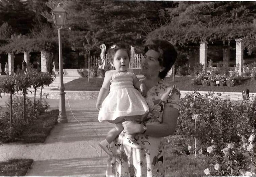 Miniatura de Leonor y su hija en la Rosaleda del Parque del Oeste