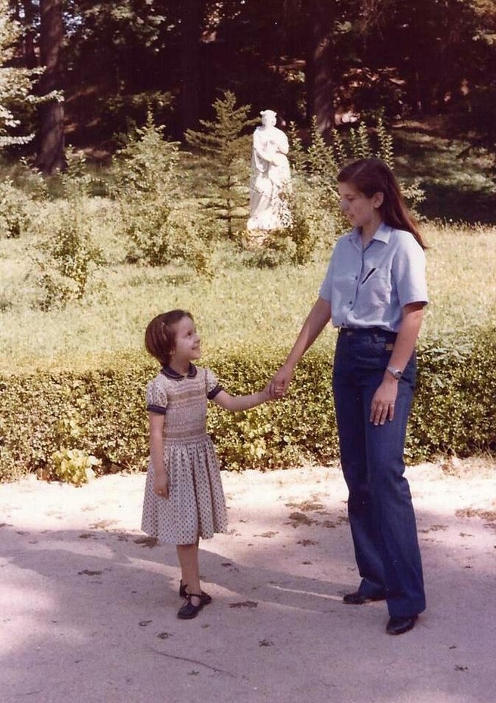 Miniatura de Almudena y su hermana en el Campo del Moro
