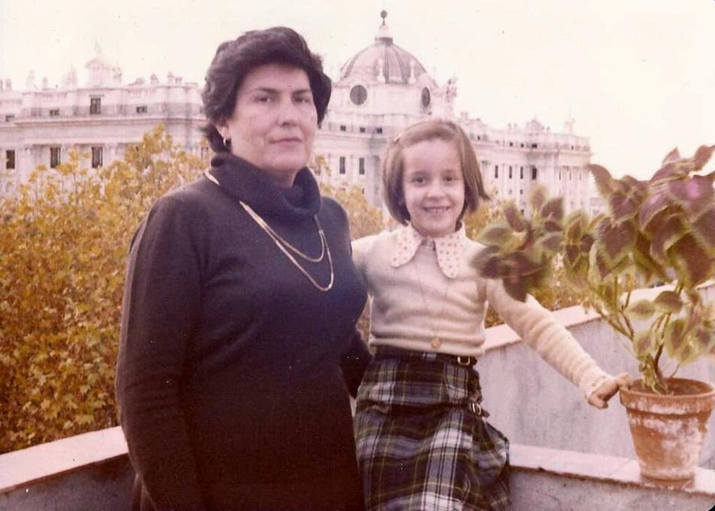 Miniatura de Leonor y su hija en la terraza, con vistas al Palacio Real