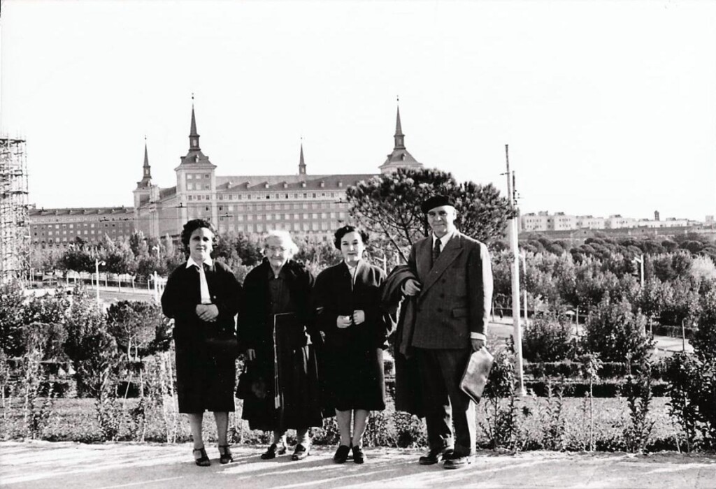 Miniatura de Retrato de familia frente al Ministerio del Aire
