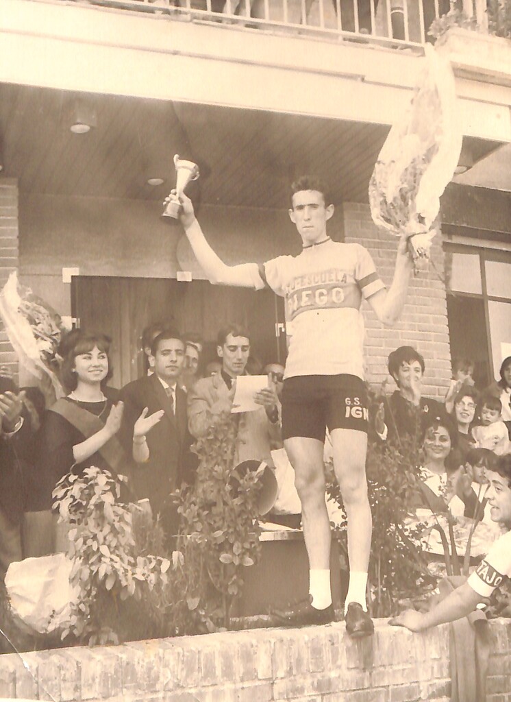 Miniatura de Entrega de trofeo al ganador del Premio Ciclista UVA de Hortaleza