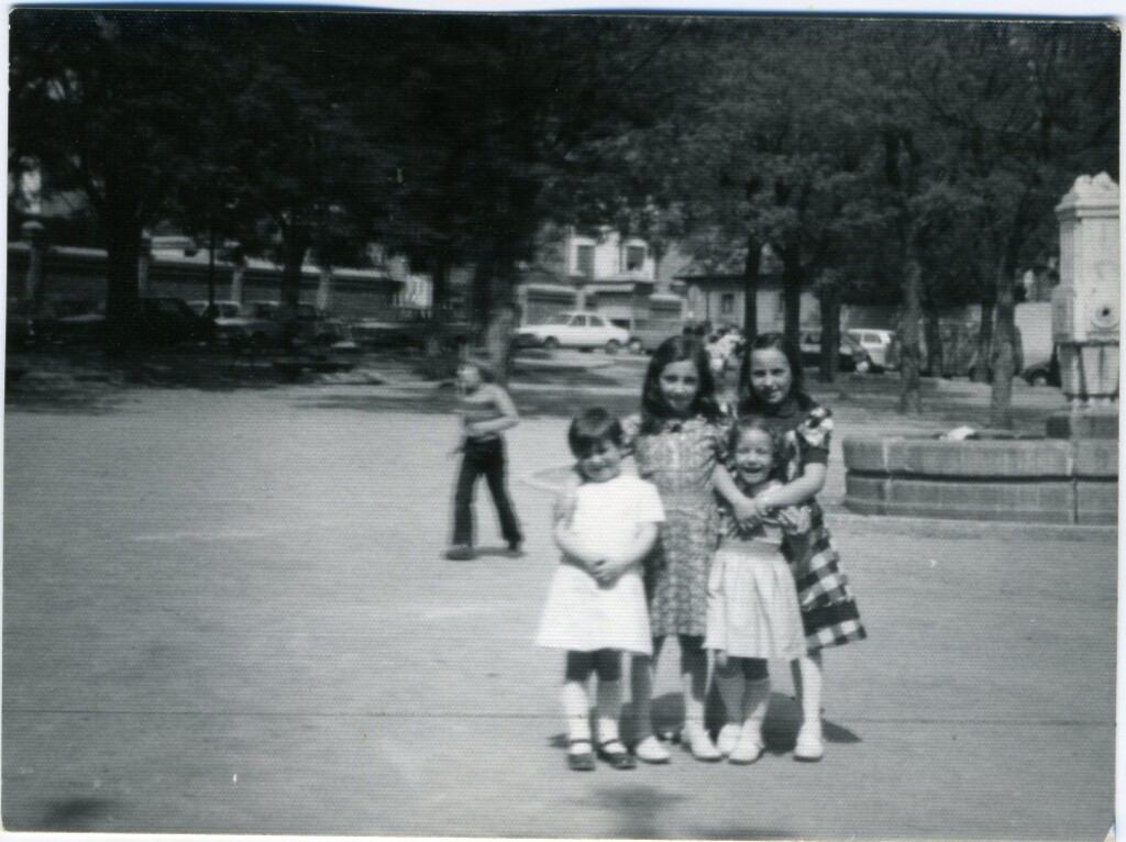 Miniatura de Amparo con sus primas en la Plaza de las Peñuelas