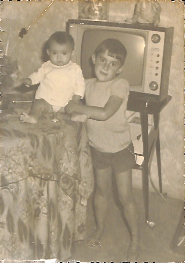 Miniatura de Niños delante del televisor