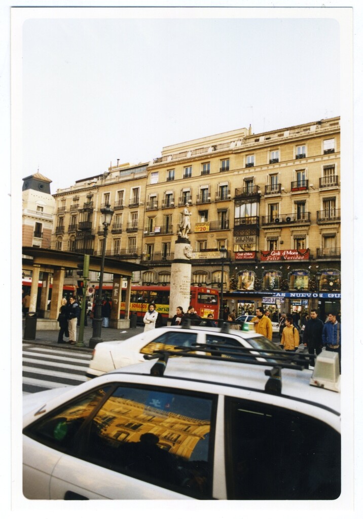 Miniatura de Taxis y autobuses junto a la Mariblanca en la Puerta del Sol