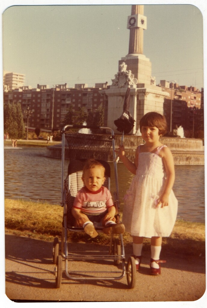 Miniatura de Roberto y su hermana Elena junto a la fuente del Parque de la Arganzuela