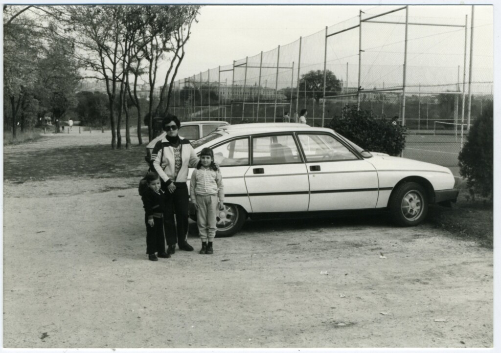 Miniatura de Charo con sus hijos junto a las canchas de tenis de la Casa de Campo