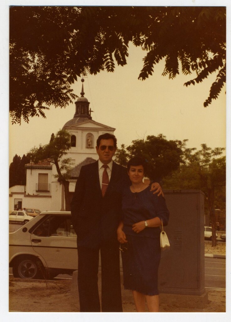 Miniatura de Charo y Mariano de paseo ante la Ermita de San Isidro
