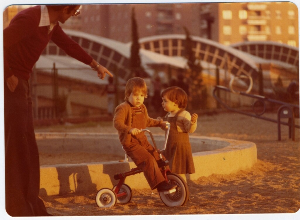 Miniatura de Las cocheras de Aluche, Mariano, su hija y el niño del triciclo