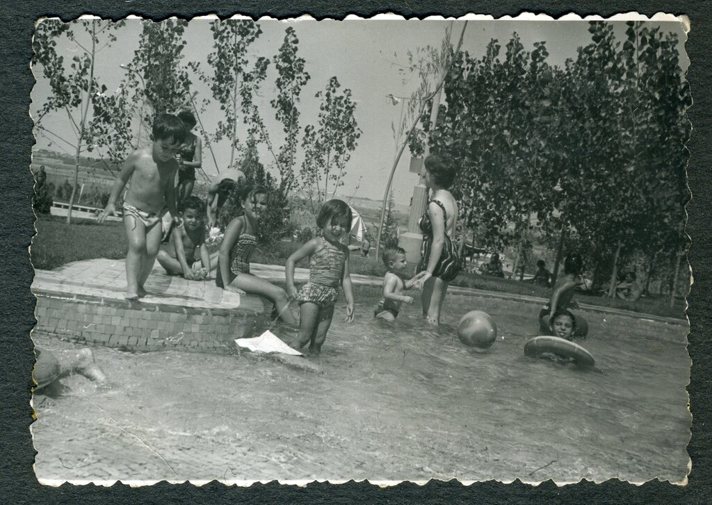 Miniatura de Mariló y sus primos en la piscina Tabarca