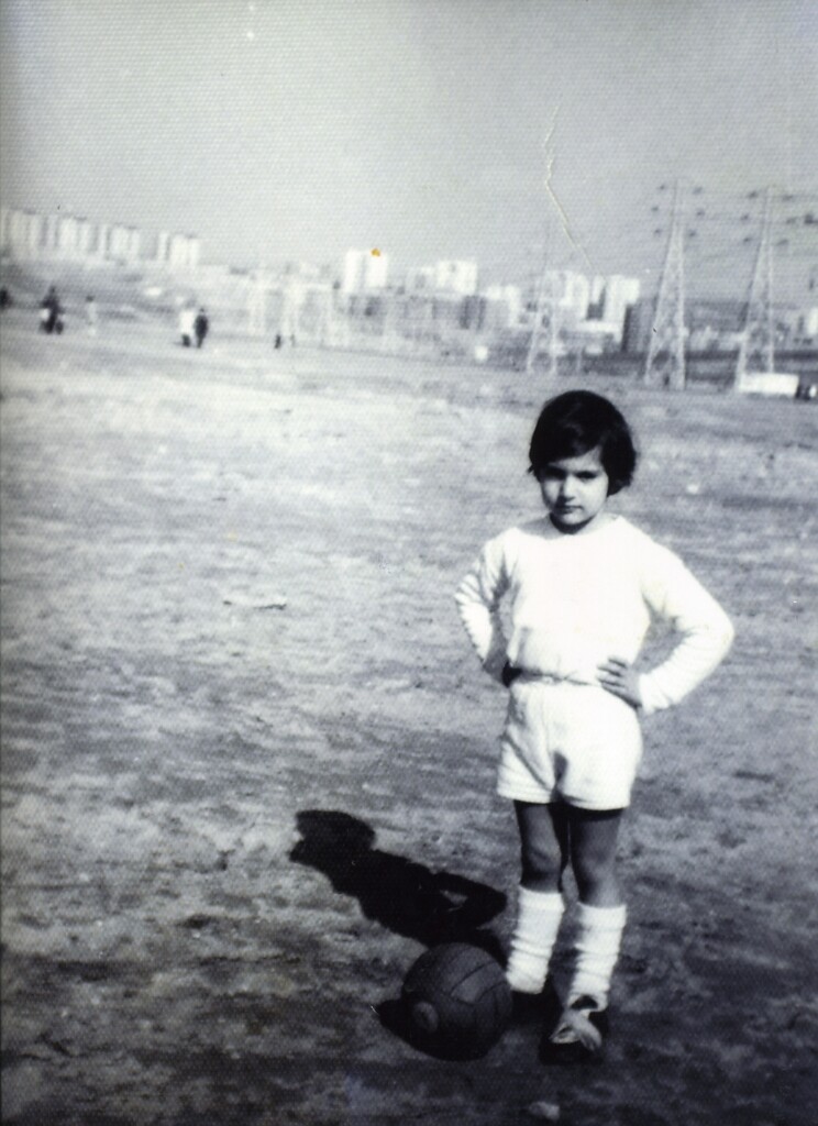 Miniatura de Niño jugando a la pelota en el Parque Aluche
