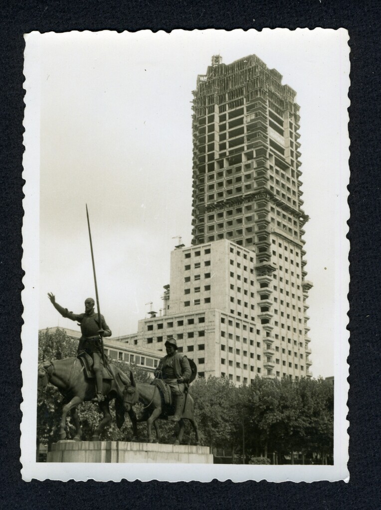 Miniatura de El Quijote y la Torre de Madrid